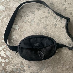 Lululemon black belt bag